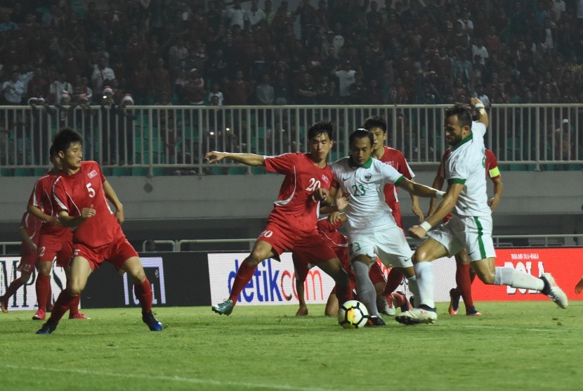 Pesepak bola timnas U-23 Indonesia Ilija Spasojevic (kanan) melepaskan tendangan di depan gawang timnas U-23 Korea Utara pada PSSI Anniversary Cup 2018 di Stadion Pakansari, Bogor, Jawa Barat, Senin (30/4). 