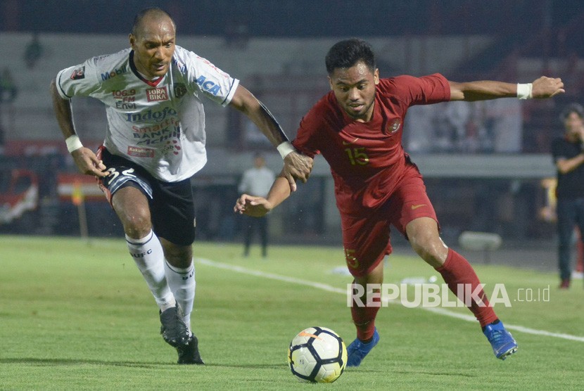 Pesepak bola Timnas Indonesia Saddil Ramdani (kanan).