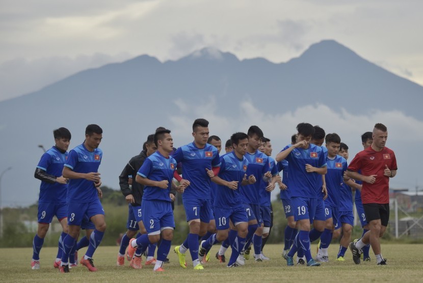 Pesepak bola timnas Vietnam melakukan pemanasan ketika mengikuti latihan di Lapangan Kompleks Stadion Pakansari, Kabupaten Bogor, Jawa Barat, Kamis (1/12). Timnas Vietnam melakukan latihan ringan jelang bertanding melawan Indonesia pada semifinal Piala AFF 2016.