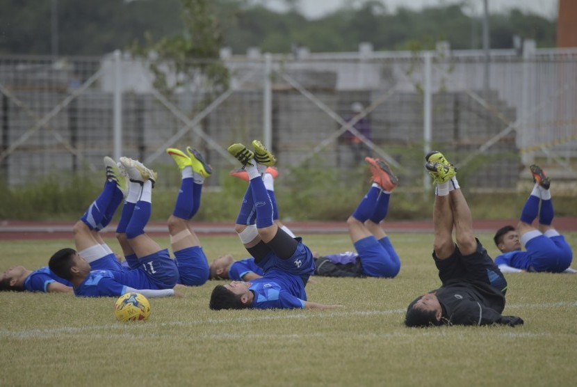 Pesepak bola timnas Vietnam melakukan pemanasan ketika mengikuti latihan di Lapangan Kompleks Stadion Pakansari, Kabupaten Bogor, Jawa Barat, Kamis (1/12). Timnas Vietnam melakukan latihan ringan jelang bertanding melawan Indonesia pada semifinal Piala AFF 2016.