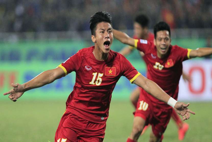   Pesepak bola timnas Vietnam Que Ngoc Hai merayakan golnya ke gawang Indonesia pada pertandingan penyisihan Piala AFF 2014 Grup A di Stadion My Dinh, Hanoi, Sabtu (22/11).   (Reuters/Kham)