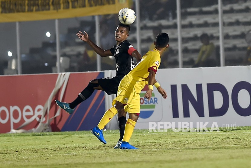 Pesepak bola Tira Persibo Manahati (kiri) berusaha melewati pesepak bola Bhayangkara FC Sani Rizki Fauzi (kanan) pada pertandingan lanjutan Liga 1 di Stadion Madya Gelora Bung Karno, Jakarta, Kamis (4/7/2019). 