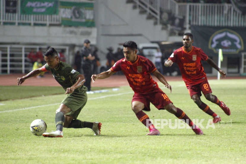 Pesepak bola Tira Persikabo Abduh Lestaluhu (kiri) menguasai bola dibayangi pesepak bola Borneo FC Abrizal Umanailo (tengah) pada lanjutan Liga 1 di Stadion Pakansari, Cibinong, Bogor, Jawa Barat, Ahad (1/9/2019).