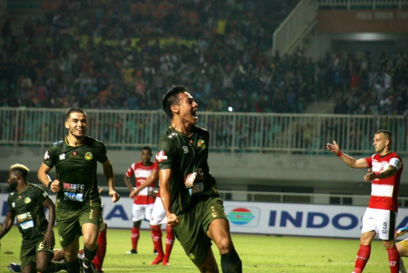 Pesepak bola Tira Persikabo, Andy Setyo Nugroho (tengah), melakukan selebrasi setelah mencetak gol ke gawang Madura United pada laga Liga 1 2019 di Stadion Pakansari, Bogor, Jawa Barat, Jumat (12/7). 