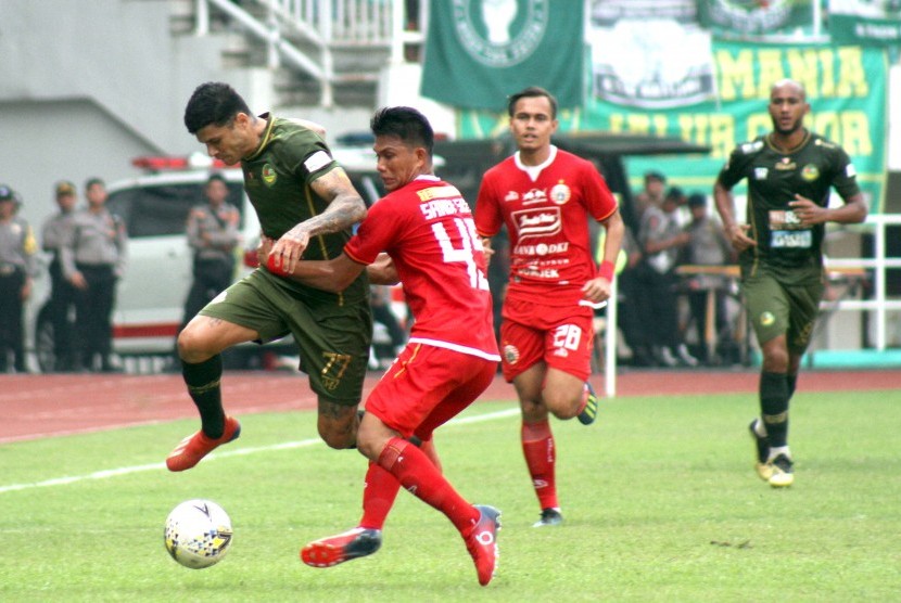 Pesepak bola Tira Persikabo Ciro Henrique Alvez (kiri) berebut bola dengan pesepak bola Persija Jakarta Sandi Sute (kedua kiri) dalam laga Liga 1 2019 di Stadion Pakansari, Bogor, Jawa Barat, Selasa (16/7/2019). 