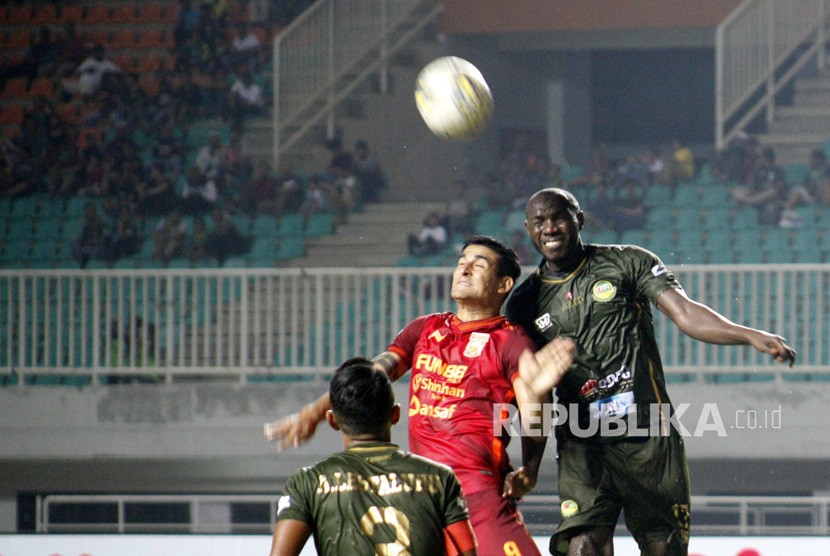 Pesepak bola Tira Persikabo Zoubairou Garba (kanan) berebut bola di udara dengan pesepak bola Borneo FC Ruben Conti (kiri) pada lanjutan Liga 1 di Stadion Pakansari, Cibinong, Bogor, Jawa Barat, Ahad (1/9/2019). 