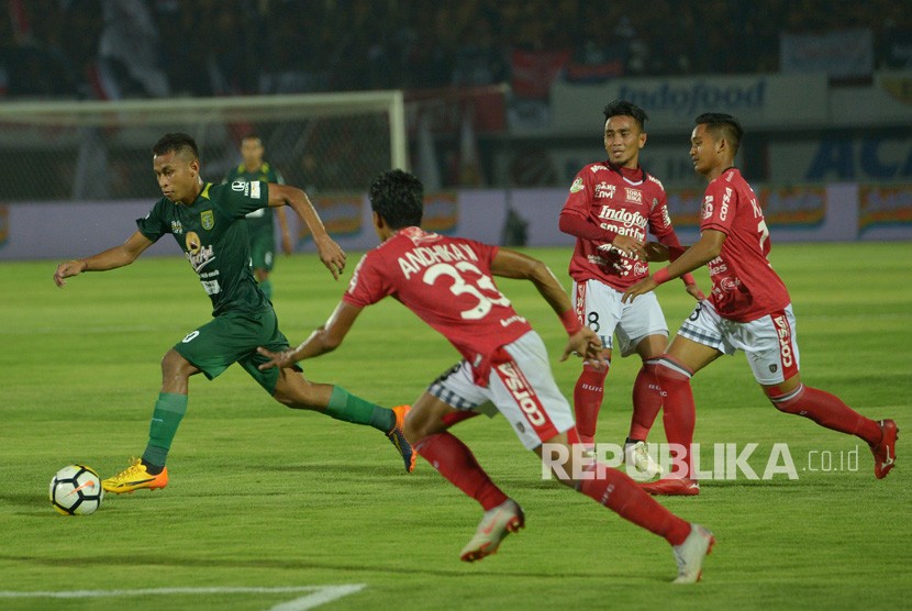 Pesepak Persebaya, Osvaldo Haay (kiri) melewati pemain Bali United Andika Wijaya (kedua kiri), Taufiq (kedua kanan) dan Kadek Agung Widnyana (kanan) dalam pertandingan Sepak Bola Liga 1 di Stadion I Wayan Dipta, Gianyar, Bali, Ahad (18/11/2018). 
