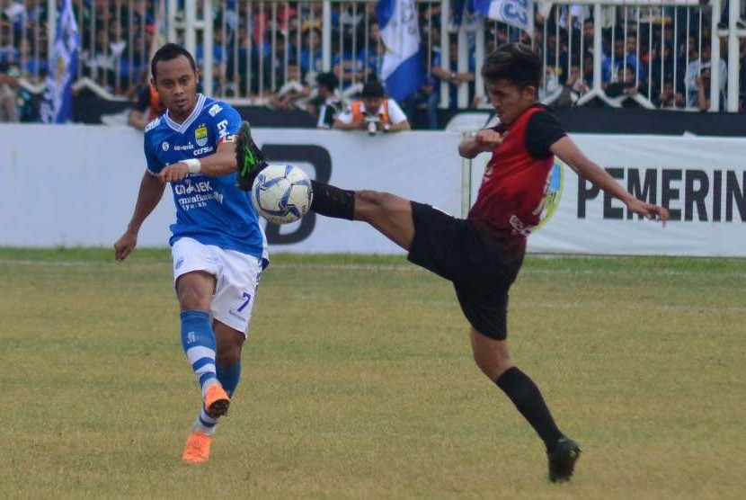 Pesepak Persib Atep (kiri) berebut bola dengan pesepak bola PSKC Ciamahi Haryanto Lamala (kanan) dalam laga Piala Presiden 2018 di Stadion Wiradadaha, Kota Tasikmalaya, Jawa Barat, Rabu (15/8).