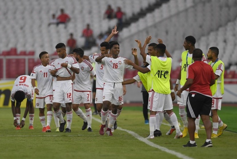 Pesepak Uni Emirat Arab (UEA) Ahmad Fawzi Abdalla (tengah) merayakan gol yang ia cetak ke gawang Qatar bersama rekan-rekannya dalam laga Grup A Piala Asia U-19 di Stadion Utama Gelora Bung Karno, Jakarta, Kamis (18/10/2018).