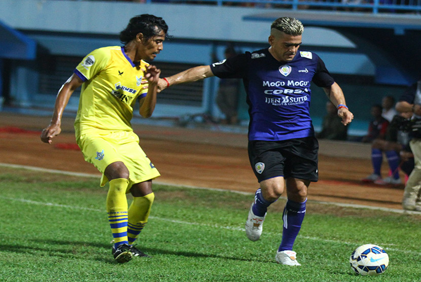 Striker Arema FC, Cristian Gonzales (kanan) berusaha melewati adangan bek Persegres Gresik United, FX Yanuar (kiri) dalam suatu laga Piala Jenderal Sudirman. Kedua tim akan bertemu pada laga lanjutan Liga 1 di Stadion Kanjuruhan, Malang, Jawa Timur, Rabu (12/7).