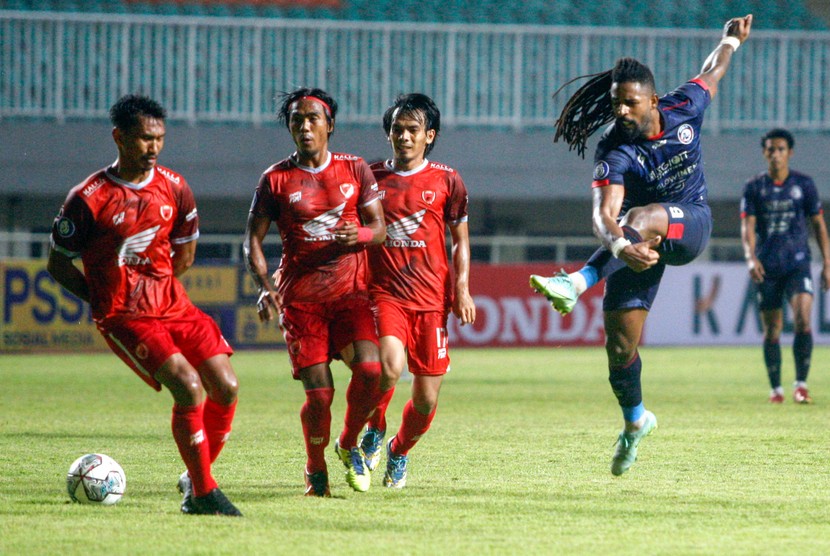 Pesepakbola Arema FC Carlos Manuel Dos Santos Cortes (kanan) menembakkan bola ke arah gawang PSM Makassar dalam lanjutan laga Liga 1 di Stadion Pakansari, Kabupaten Bogor, Jawa Barat, Ahad (5/9/2021). Pertandingan tersebut berakhir imbang dengan skor 1-1.