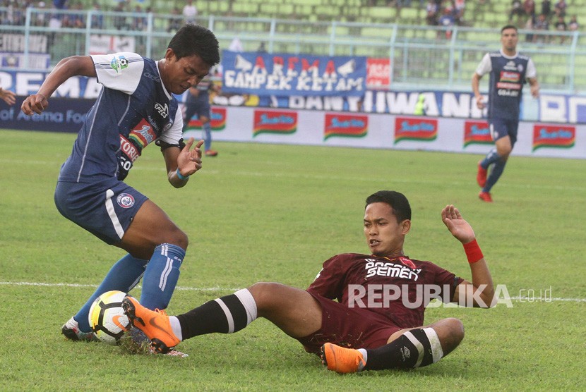 Pesepakbola Arema FC, Dedik Setiawan (kiri).