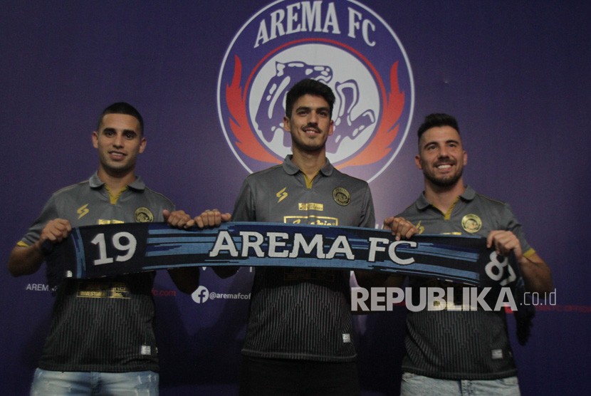 Pesepak bola Arema FC, Elias Patricio Alderete dari Argentina (kiri), Jonathan Jesus Bauman dari Argentina (kanan), dan Matias Daniel Malvino dari Uruguay (tengah) berpose usai menandatangani kontrak di Kantor Arema, Malang, Jawa Timur, Kamis (30/1).