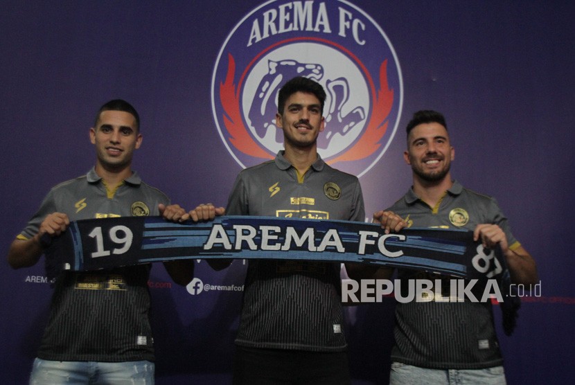 Pesepakbola Arema FC, Elias Patricio Alderete dari Argentina (kiri), Jonathan Jesus Bauman dari Argentina (kanan) dan Matias Daniel Malvino dari Uruguay (tengah) berpose usai menandatangani kontrak di Kantor Arema, Malang, Jawa Timur, Kamis (30/1/2020).