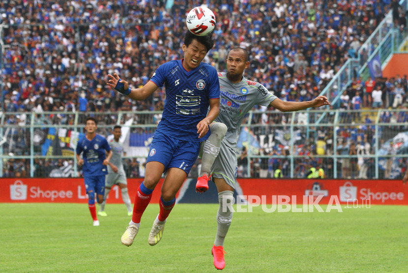 Pesepakbola Arema FC Feby Eka Putra (kiri) berebut bola dengan pesepakbola Persib Bandung Supardi (kanan) dalam pertandingan Liga I di Stadion Kanjuruhan, Malang, Jawa Timur, Ahad (8/3/2020).