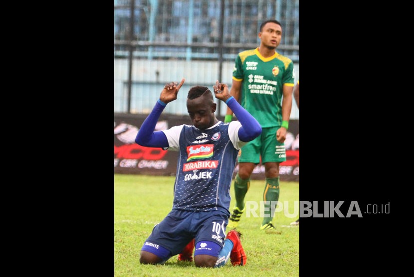 Pesepakbola Arema FC, Makan Konate (kiri) melakukan selebrasi usai mencetak gol di gawang Sriwijaya FC dalam pertandingan Liga I GOJEK di Stadion Kanjuruhan, Malang, Jawa Timur, Ahad (9/12/2018). 