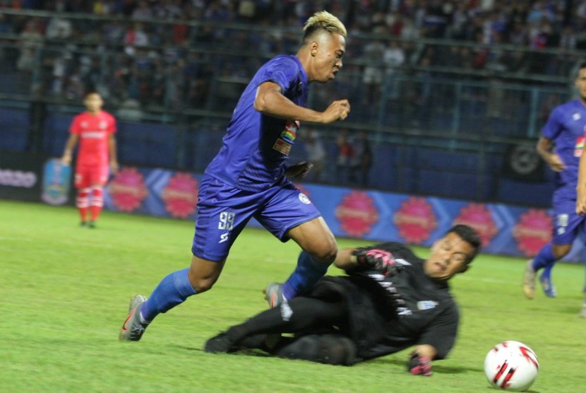 Penyerang Arema FC Kushedya Hari Yudo (kiri). Yudo mencetak gol pembuka Arema melawan Persela Lamongan di Piala Gubernur Jatim.