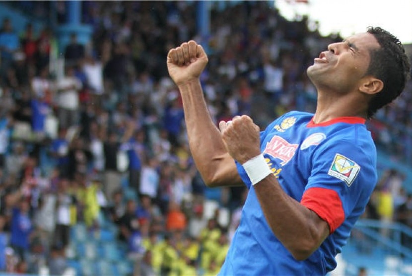 Pesepakbola Arema Indonesia Cronous, Beto Goncalves, melakukan selebrasi usai mencetak gol ke gawang Pelita Bandung Raya dalam pertandingan kompetisi Indonesia Super League (ISL) di Stadion Kanjuruhan, Malang, Jawa Timur, Kamis (28/2). 