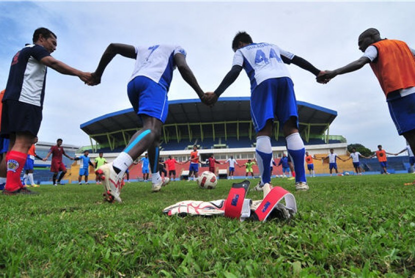 Pesepakbola Arema Indonesia Cronous menggelar latihan jelang laga kompetisi Indonesia Super League (ISL). 