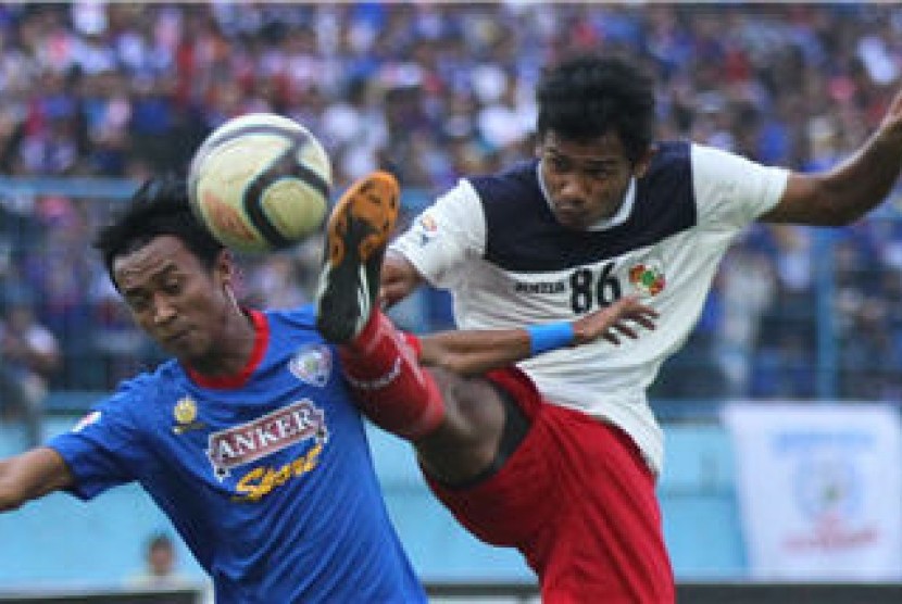 Pesepakbola Arema Indonesia Cronous, Sunarto (kiri), berebut bola dengan pesepakbola PSPS Pekanbaru, Ario Putra (kanan), dalam pertandingan kompetisi Indonesia Super league (ISL) di Stadion Kanjuruhan, Malang, Jawa Timur, Kamis (4/7). 