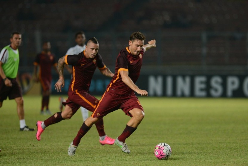 Pesepakbola AS Roma dari Tim Merah Francesco Totti (kanan) melepaskan tendangan pada pertandingan AS Roma Day 2015 di Stadion Utama GBK, Senayan, Jakarta, Sabtu (25/7).Republika/Edwin Dwi Putranto