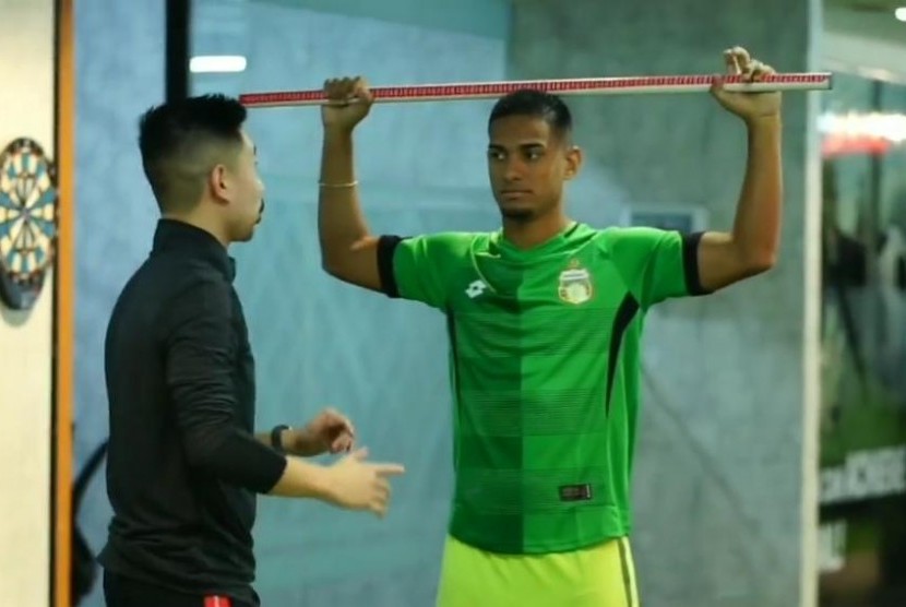  Pemain Bhayangkara FC, Renan da Silva, sedang menjalani latihan.