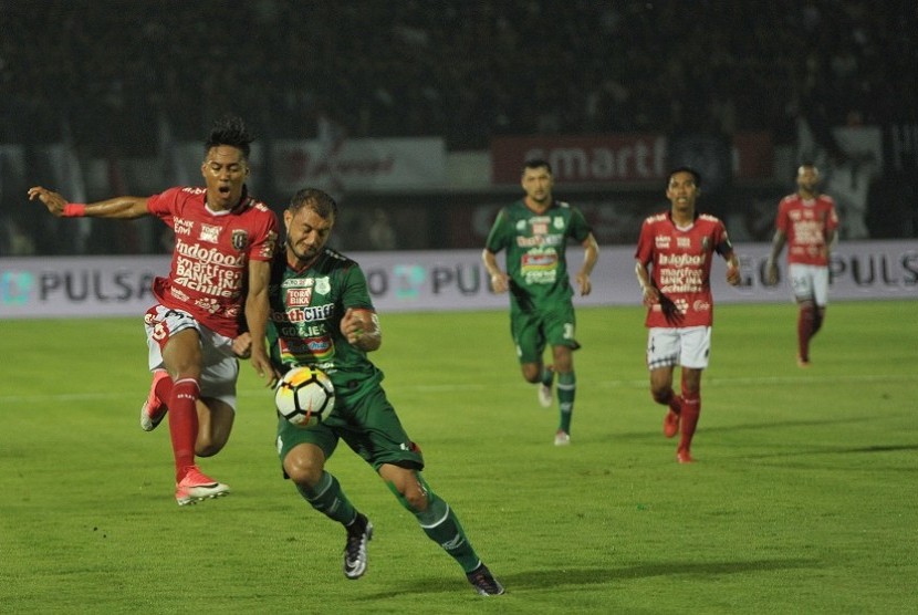 Pesepakbola Bali United, Andhika Pradana Wijaya (kiri) berebut bola dengan pesepak bola PSMS Medan Reinaldo Lobo (kedua kiri) dalam pertandingan Sepak Bola Liga 1 2018 di Stadion I Wayan Dipta, Sabtu (24/3).