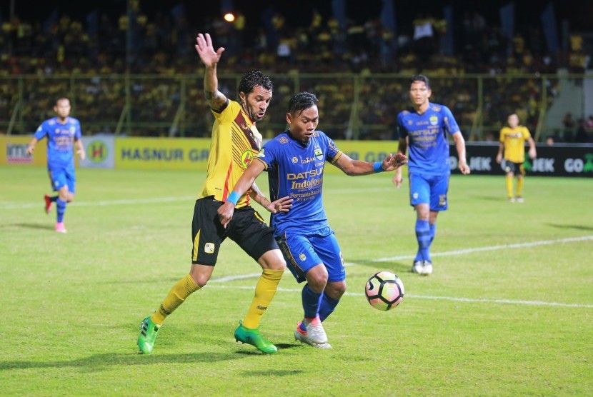 Pesepakbola Barito Putera Thiago Cunha (kedua kiri) berusaha merebut bola bola dari pemain Persib dalam lanjutan kompetisi Liga 1 di Stadion 17 Mei Banjarmasin, Ahad (18/6). 