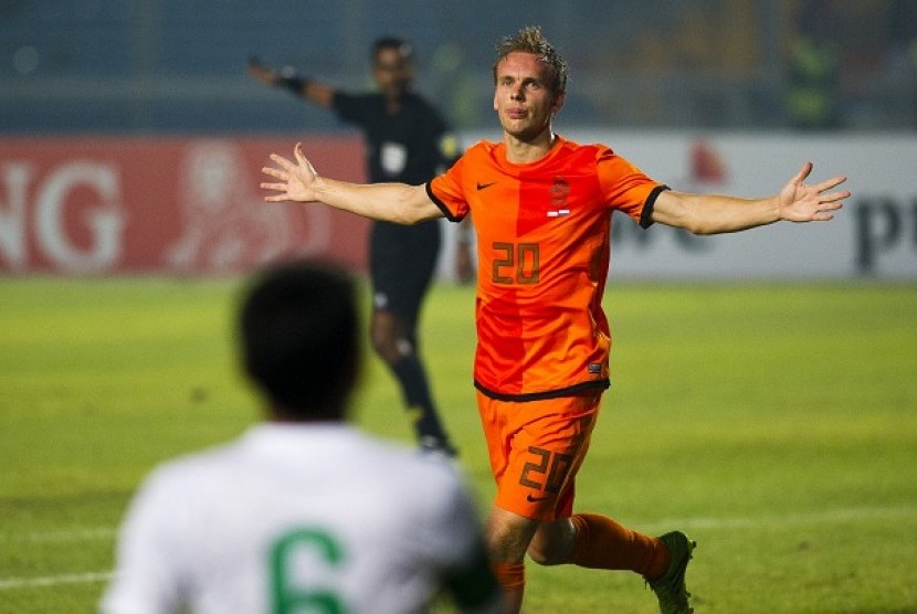 Pesepakbola Belanda Siem de Jong (20), melakukan selebrasi setelah melesakkan gol ke gawang Indonesia saat laga persahabatan Indonesia vs Belanda di Stadion Gelora Bung Karno, Senayan, Jakarta, Jumat (7/6).