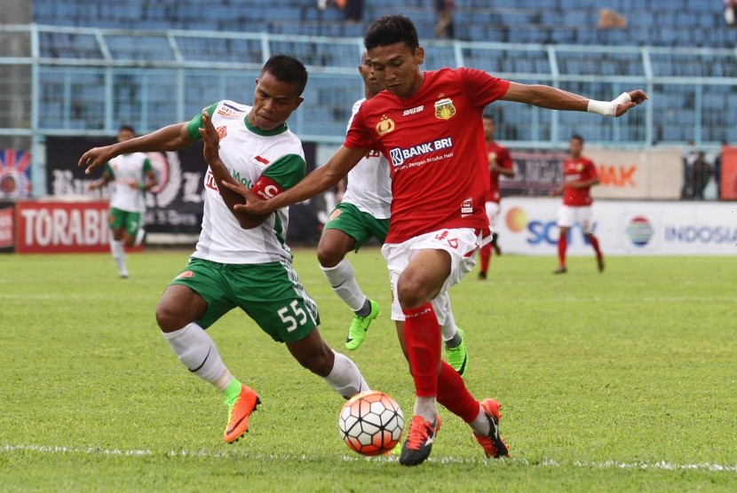 Pesepakbola Bhayangkara FC, Jajang Mulyana (kanan) berusaha mempertahankan bola dari hadangan pesepakbola PS TNI, Manahati Lestusen (kiri) dalam pertandingan Piala Presiden di Stadion Kanjuruhan, Malang, Jawa Timur, Sabtu (11/2). Bhayangkara FC menaklukkan