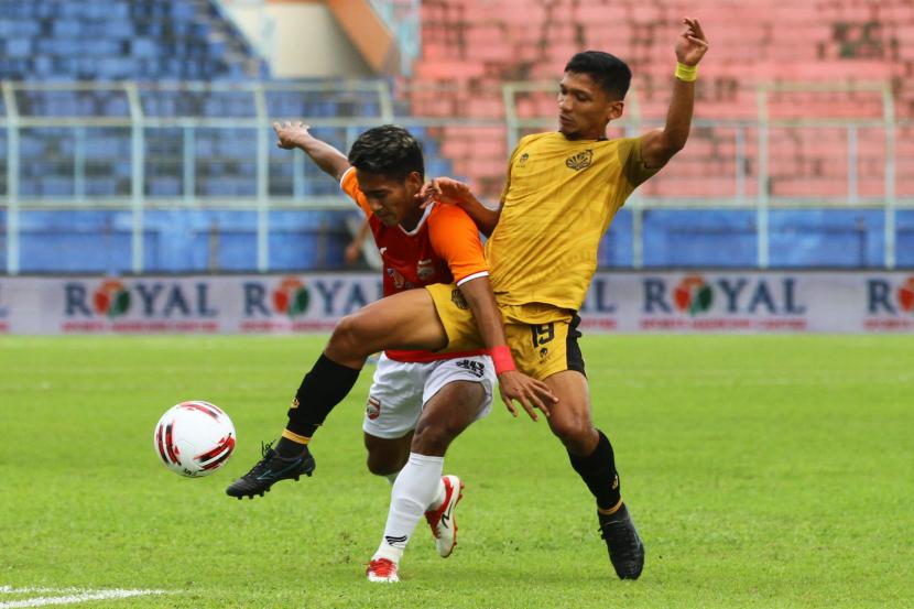Pesepakbola Bhayangkara Solo FC, M Ichsan (kanan) berusaha merebut bola dari pesepakbola Borneo FC Samarinda, Mohammad Mifathul Ichsan (kiri) dalam pertandingan babak penyisihan Grup B Piala Menpora, di Stadion Kanjuruhan, Malang, Jawa Timur, Senin (22/3/2021). Bhayangkara Solo FC mengalahkan Borneo FC Samarinda dengan skor akhir 1-0.
