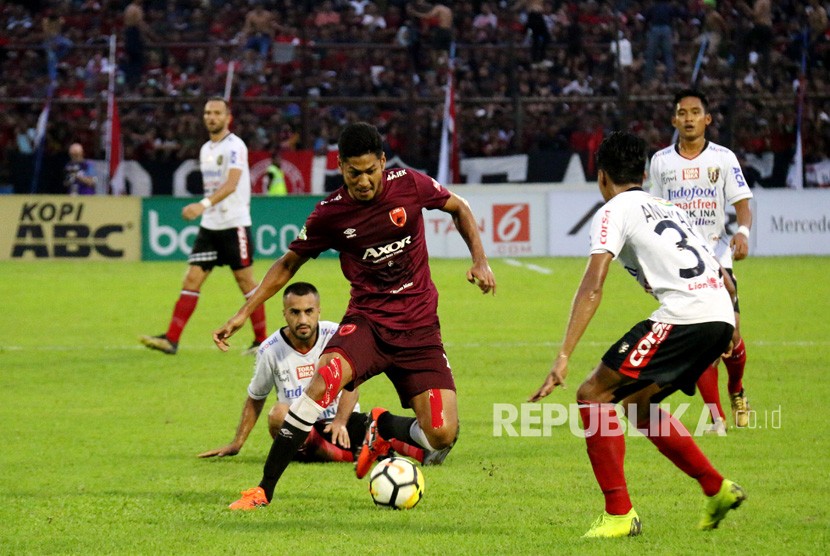 Pesepakbola bola PSM Makassar Abdul Rahman (kiri) berebut bola dengan pesepakbola Bali United I Made Andhika Pradana Wijaya (kanan) dalam lanjutan Liga 1 di Stadion Andi Mattalatta, Makassar, Sulawesi Selatan, Ahad (25/11/2018).