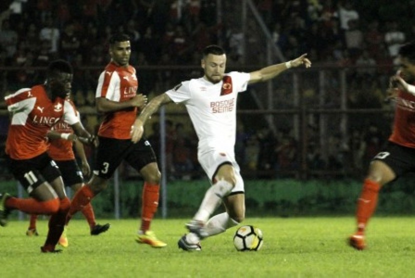 Pesepakbola bola PSM Makassar Marc Anthony Klok (dua kanan) berusaha melewati pesepakbola Home United Singapura Camara Sirina (kiri), Mohd Izzdin Shafiq (kanan), dan Annmanthan Mohan K (dua kiri), dalam laga PSM Super Asia Cup 2018 di Stadion Andi Mattalatta, Makassar, Sulawesi Selatan, Jumat (19/1) malam. PSM Makassar menang melawan Home United Singapura dengan skor 4-0 (2-0). 