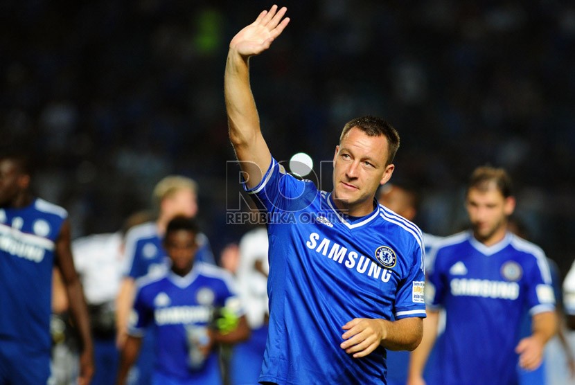  Pesepakbola Chelsea John Terry melambaikan tangan usai laga persahabatan di Stadion Utama Gelora Bung Karno, Jakarta, Kamis (25/7).  (Republika/Edwin Dwi Putranto)