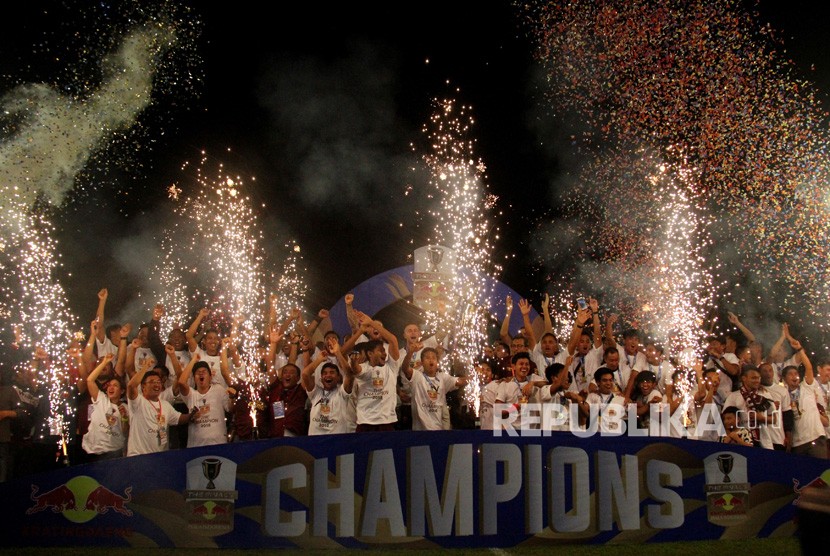 Pesepakbola dan official PSM Makassar berselebrasi usai keluar sebagai juara Piala Indonesia 2019, di Stadion Andi Mattalatta, Makassar, Sulawesi Selatan, Selasa (6/8/2019). 