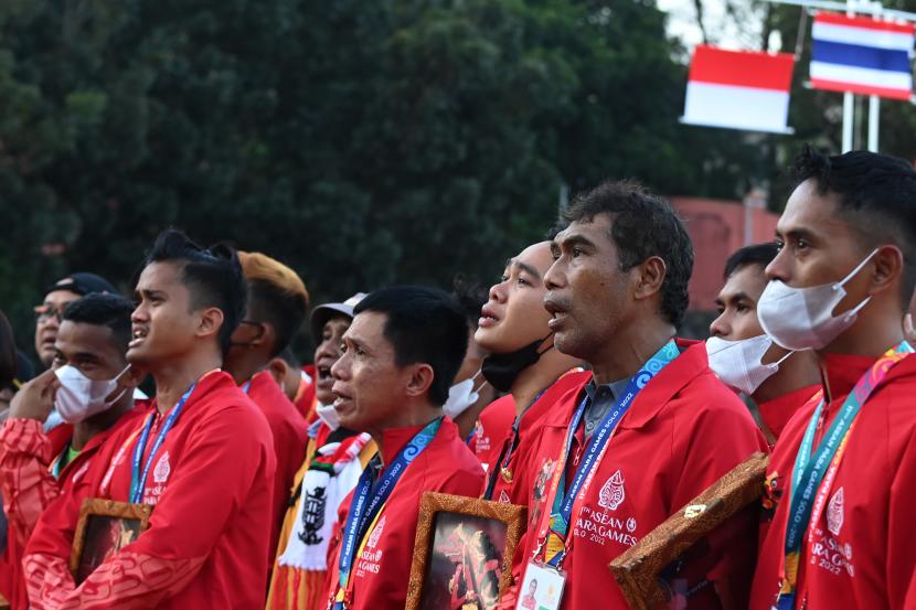 Pesepakbola dan tim official Indonesia menangis saat upacara penyerahan medali sesuai pertandingan final sepak bola CP ASEAN Para Games 2022 di Stadion UNS Solo, Jawa Tengah, Jumat (5/8/2022). Indonesia dikalahkan Thailand dengan skor 5-6.