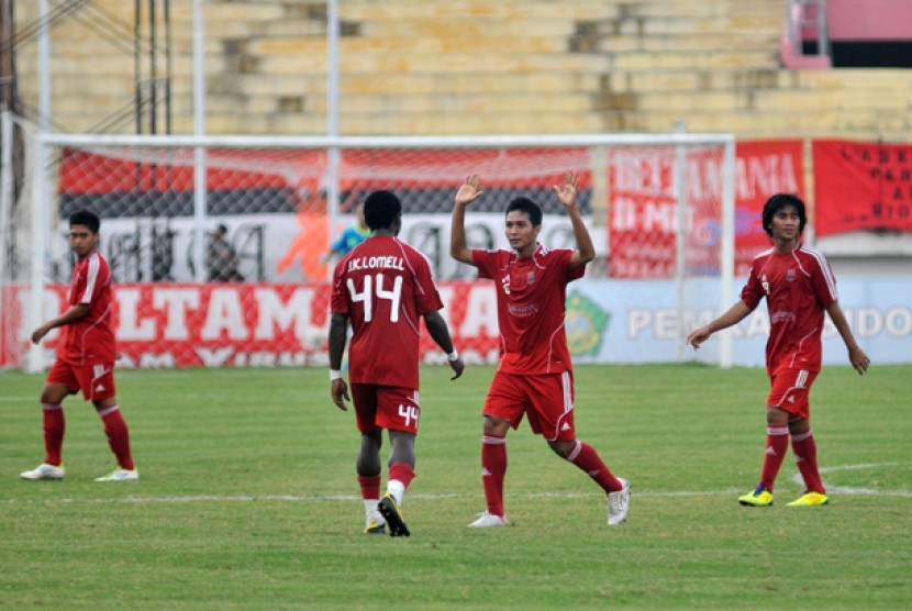 Pesepakbola Deltras FC Sidoarjo, Qiskil Gandrum (16) meluapkan kegembiraan usai mencetak gol ke gawang Persiram Raja Ampat dalam lanjutan pertandingan Indonesia Super League (ISL) 2011/2012 di Gelora Delta Sidoarjo, Jatim, Kamis (7/6).