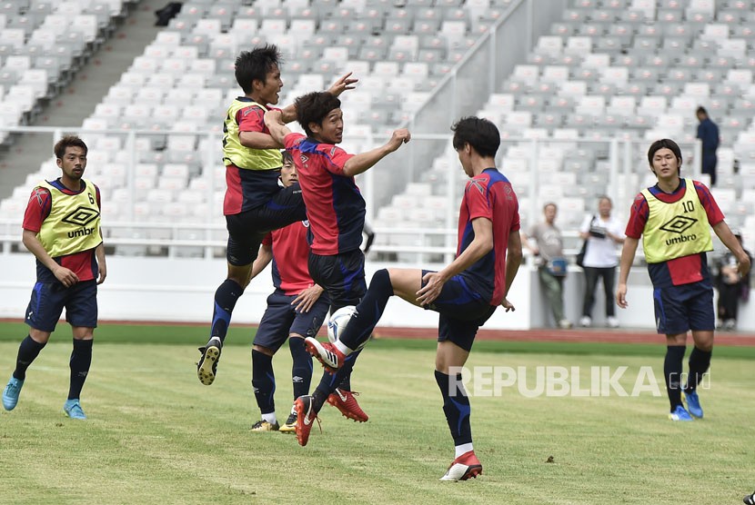 Pesepakbola FC Tokyo berlatih saat uji coba lapangan di Stadion Utama Gelora Bung Karno, Senayan, Jakarta, Jumat (26/1). 