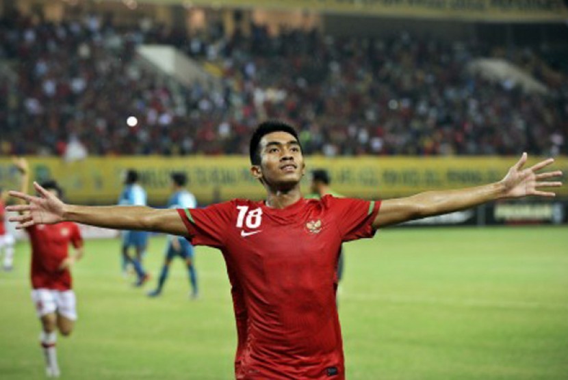 Pesepakbola Indonesia Agung Supriyanto merayakan gol hasil tendangan penalti dalam pertandingan babak kualifikasi grup E Piala Asia (AFC) U-22 melawan Tim Nasional Singapura di Stadion Utama Riau, Pekanbaru, Riau, Ahad (15/7) malam. 