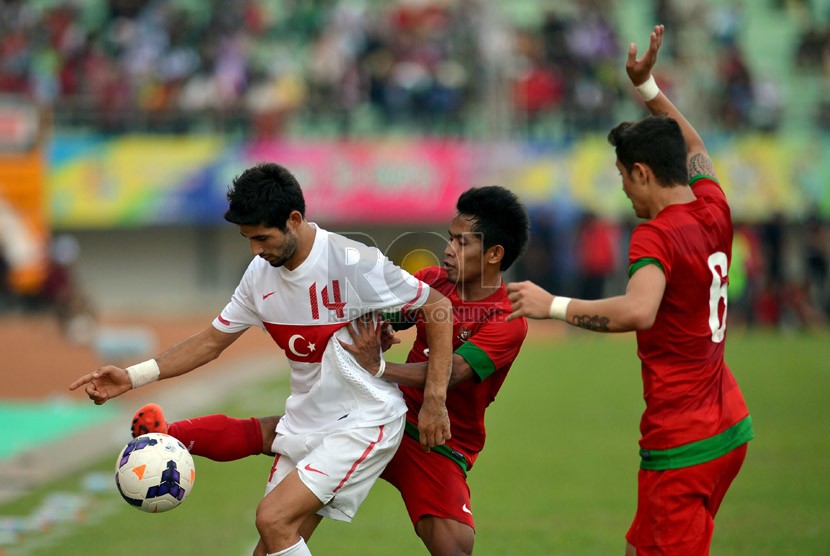    Pesepakbola Indonesia Andik Vermansyah berusaha merebut bola saat berlaga pada semi final sepak bola Islamic Solidarity Games (ISG) III di Stadion Gelora Sriwijaya Jakabaring, Palembang, Sumsel, Jumat (27/9).  (Republika/Prayogi)