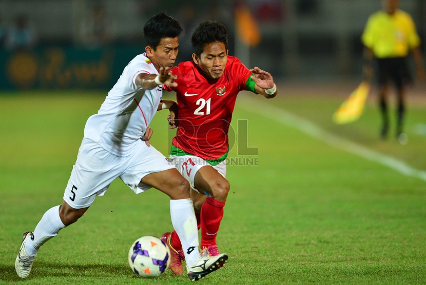   Pesepakbola Indonesia Andik Vermansyah (kanan) berebut bola pada pertandingan sepakbola babak penyisihan Sea Games 2013 di Stadion Youth Training Center Yangon,  Senin (17/12). (Republika/Edwin Dwi Putranto)