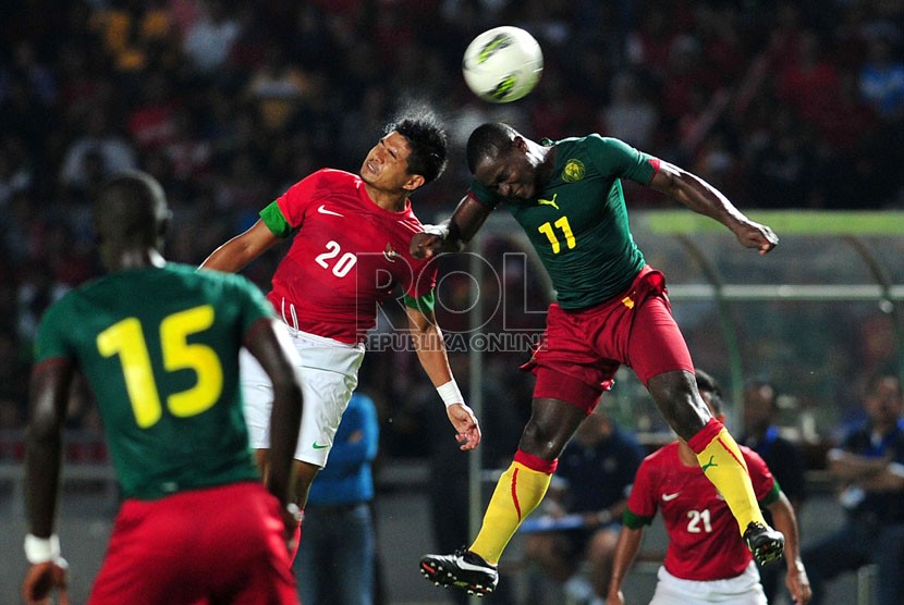   Pesepakbola Indonesia Bambang Pamungkas berebut bola dengan pesepakbola Kamerun pada pertandingan persahabatan di Stadion Utama Gelora Bung Karno, Jakarta, Sabtu (17/11). (Republika/Edwin Dwi Putranto)