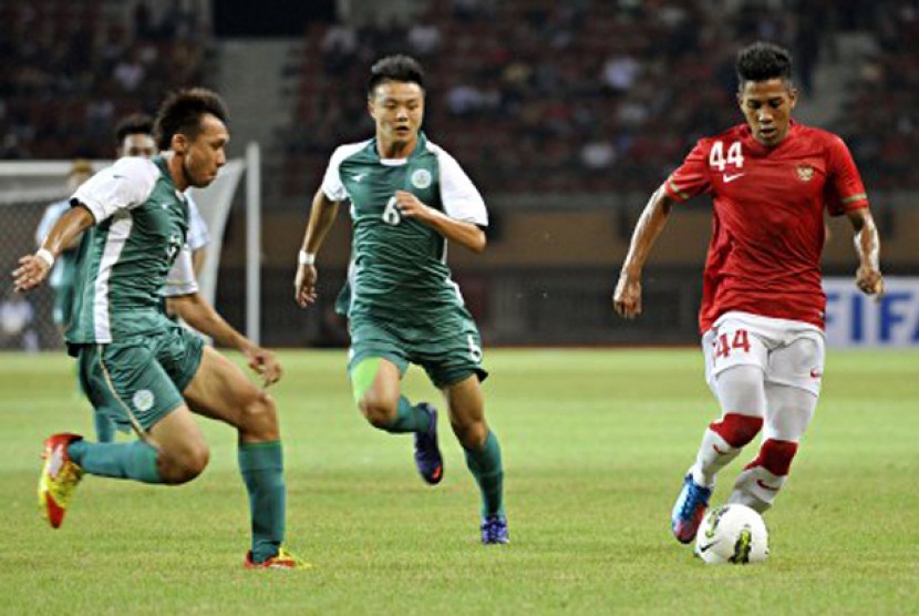 Pesepakbola Indonesia Bima Ragil (kanan) dikawal ketat pesepakbola Macau Chan Man (tengah) dalam pertandingan kualifikasi grup E Piala Asia (AFC) di Stadion Utama Riau, Pekanbaru, Riau, Selasa (10/7) malam.