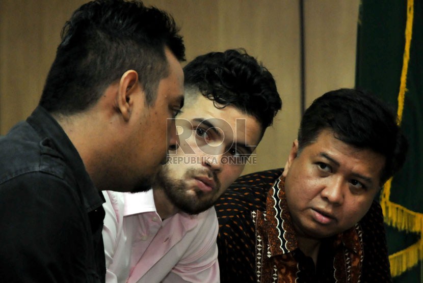   Pesepakbola Indonesia Diego Michiels menjalani sidang vonis kasus pengeroyokan di Pengadilan Negeri Jakarta Pusat, Kamis (7/3).   (Republika/Prayogi)