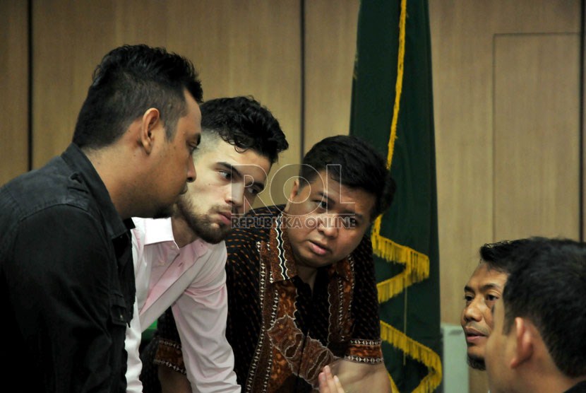   Pesepakbola Indonesia Diego Michiels menjalani sidang vonis kasus pengeroyokan di Pengadilan Negeri Jakarta Pusat, Kamis (7/6).   (Republika/Prayogi)