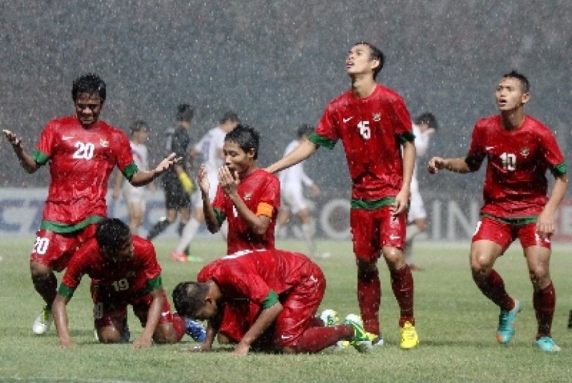 Pesepakbola Indonesia Evan Dimas melakukan selebrasi usai mencetak gol ke gawang Korea Selatan dalam laga kualifikasi group G AFC U-19 di Gelora Bung Karno, Senayan, Jakarta, Sabtu (12/10).