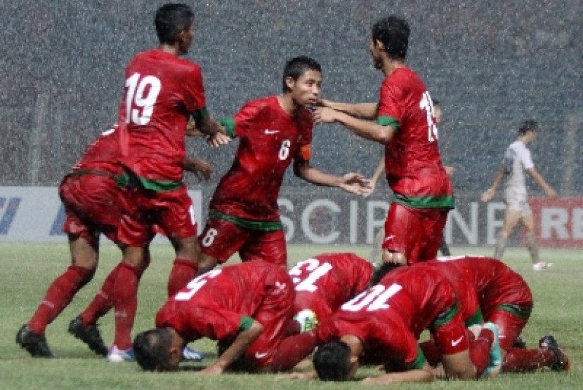 Pesepakbola Indonesia Evan Dimas melakukan selebrasi usai mencetak gol ke gawang Korea Selatan dalam laga kualifikasi group G AFC U-19 di Gelora Bung Karno, Senayan, Jakarta, Sabtu (12/10).