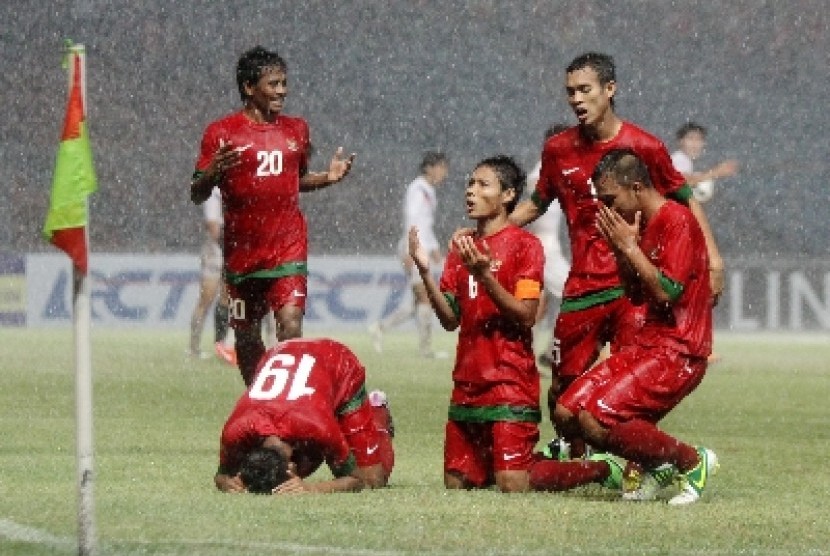 Pesepakbola Indonesia Evan Dimas melakukan selebrasi usai mencetak gol ke gawang Korea Selatan dalam laga kualifikasi group G AFC U-19 di Gelora Bung Karno, Senayan, Jakarta, Sabtu (12/10).