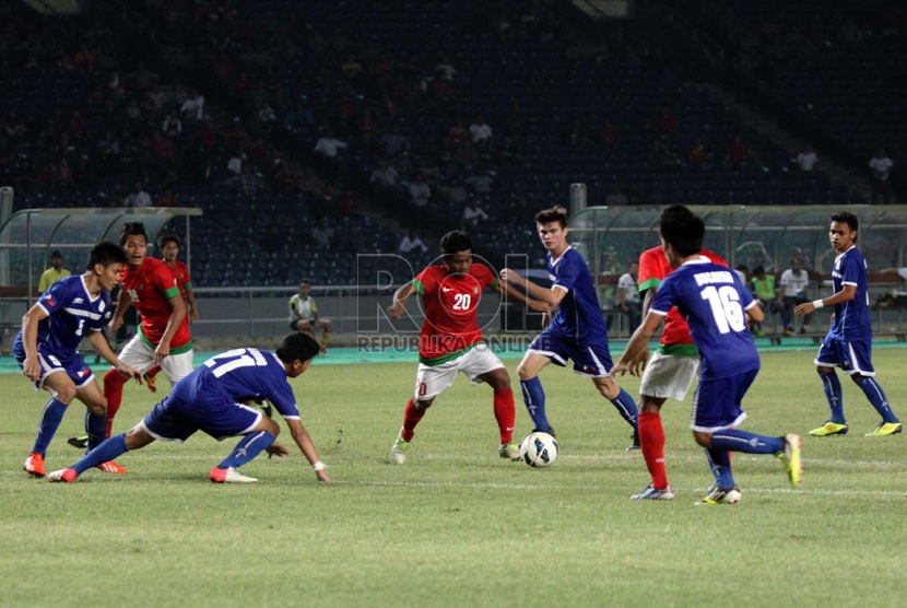       Pesepakbola Indonesia Ilham Udin berusaha melewati barisan pemain belakang Filipina dalam laga kualifikasi Piala AFC U-19 di Gelora Bung Karno, Senayan, Jakarta, Kamis (10/10). (Republika/Yasin Habibi)