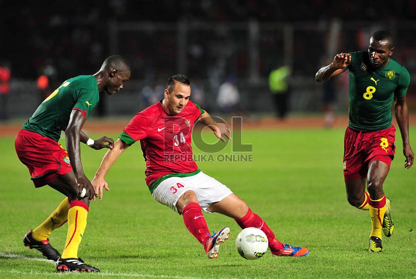  Pesepakbola Indonesia Jhonny Van Beukering (tengah) berebut bola dengan pesepakbola Kamerun pada pertandingan persahabatan di Stadion Utama Gelora Bung Karno, Jakarta, Sabtu (17/11).  (Republika/Edwin Dwi Putranto)